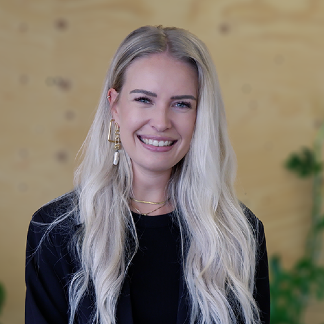 Afbeelding met persoon, WBSO-consultant, vrouw in zakelijke kleding, kantooromgeving, binnen, WBSO, subsidie, Innovatiebox.