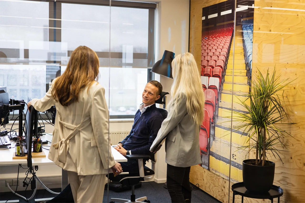 Ugoo Consultants Timo, Anne en Claire in gesprek over subsidies.
