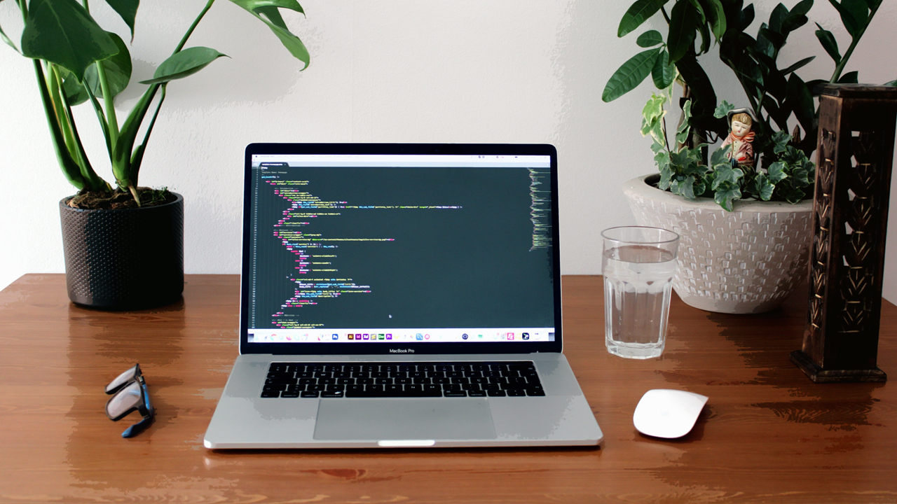 Afbeelding van een laptop met programmeercode.