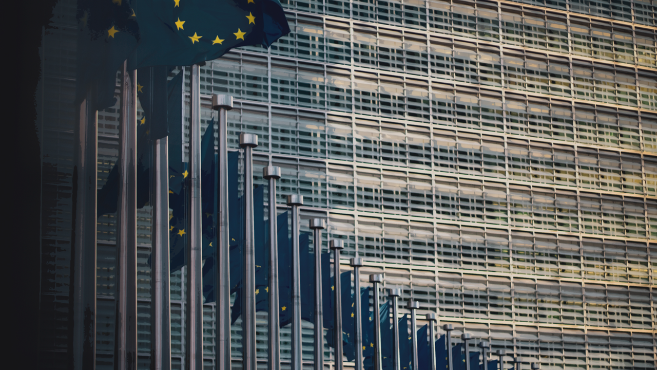 Afbeelding met Europese vlaggen, gebouw, Brussel, EU.