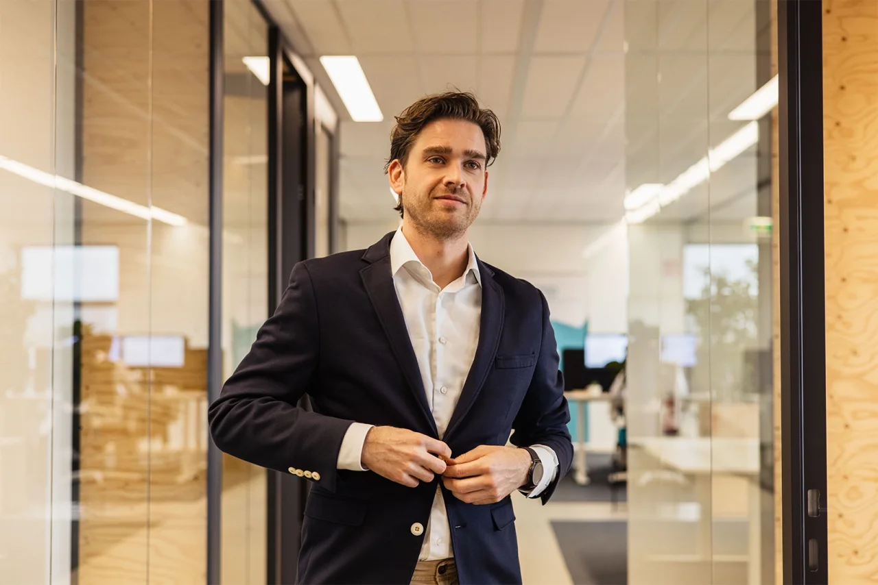Innovatie consultant loopt over gang.