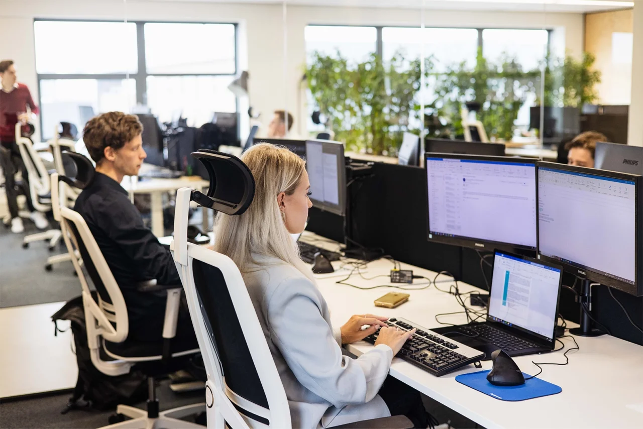 Ugoo consultants aan het werk achter computers.