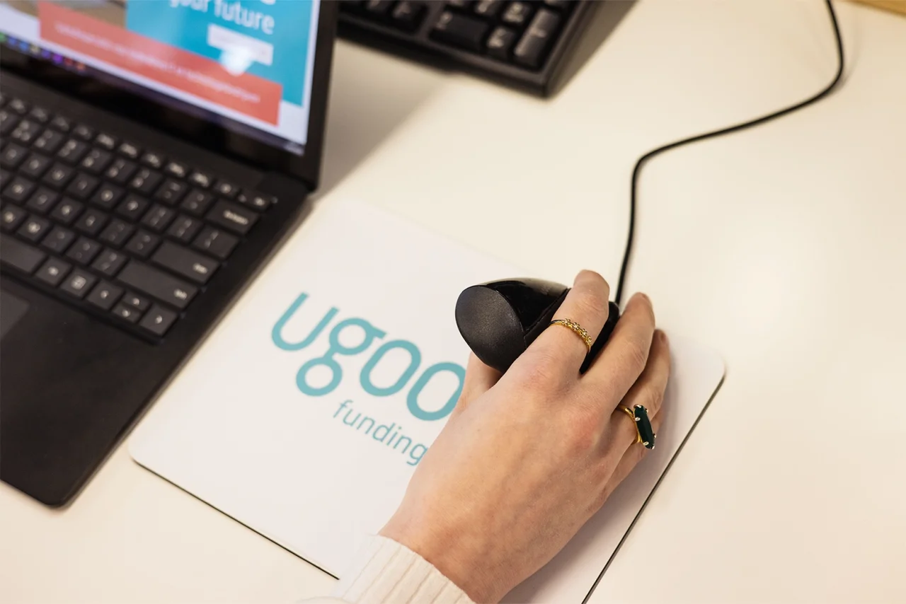 Afbeelding van muismat met Ugoo logo en hand van vrouwelijke WBSO consultant.