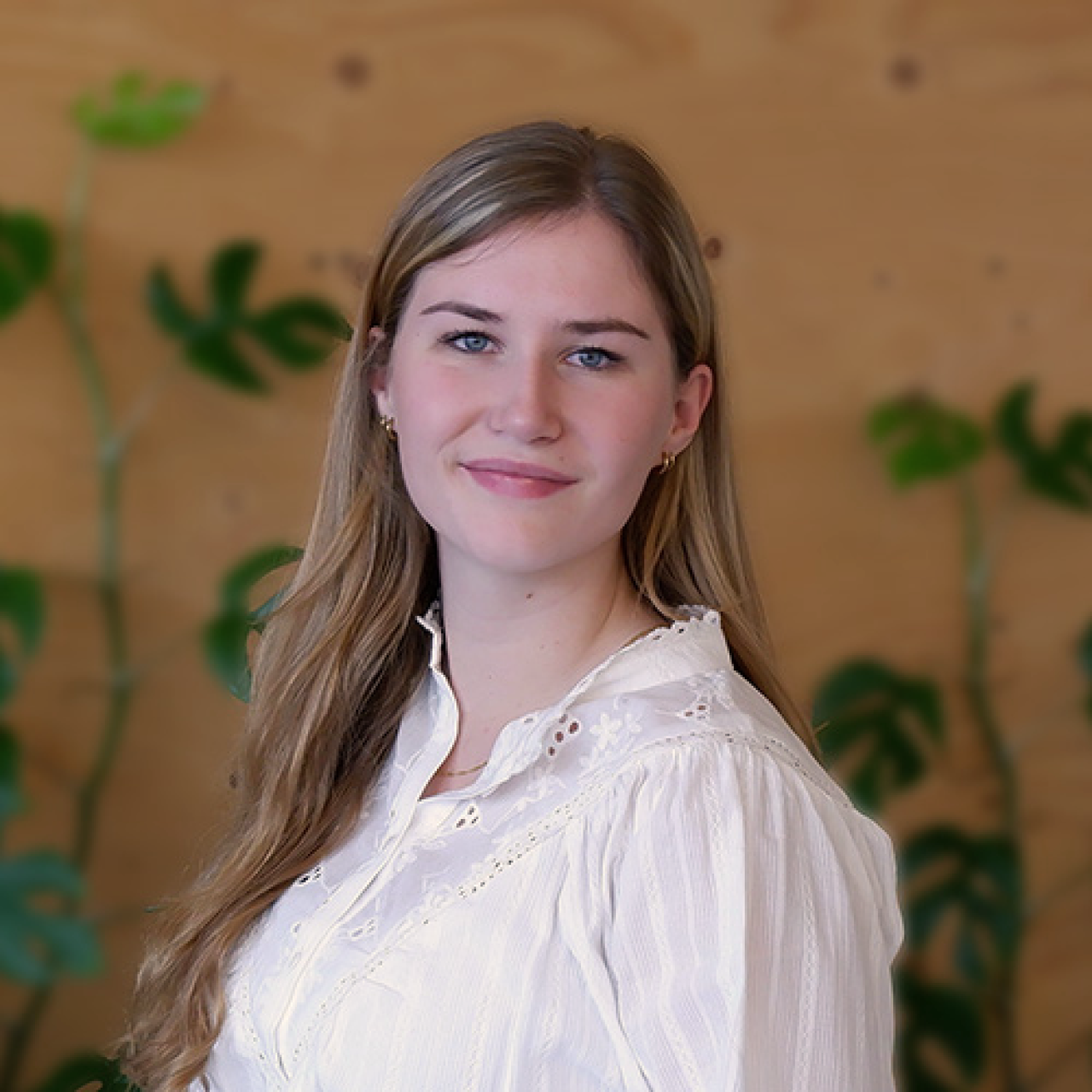 Afbeelding met persoon, WBSO-consultant, vrouw in zakelijke kleding, kantooromgeving, binnen, WBSO, subsidie, Innovatiebox.
