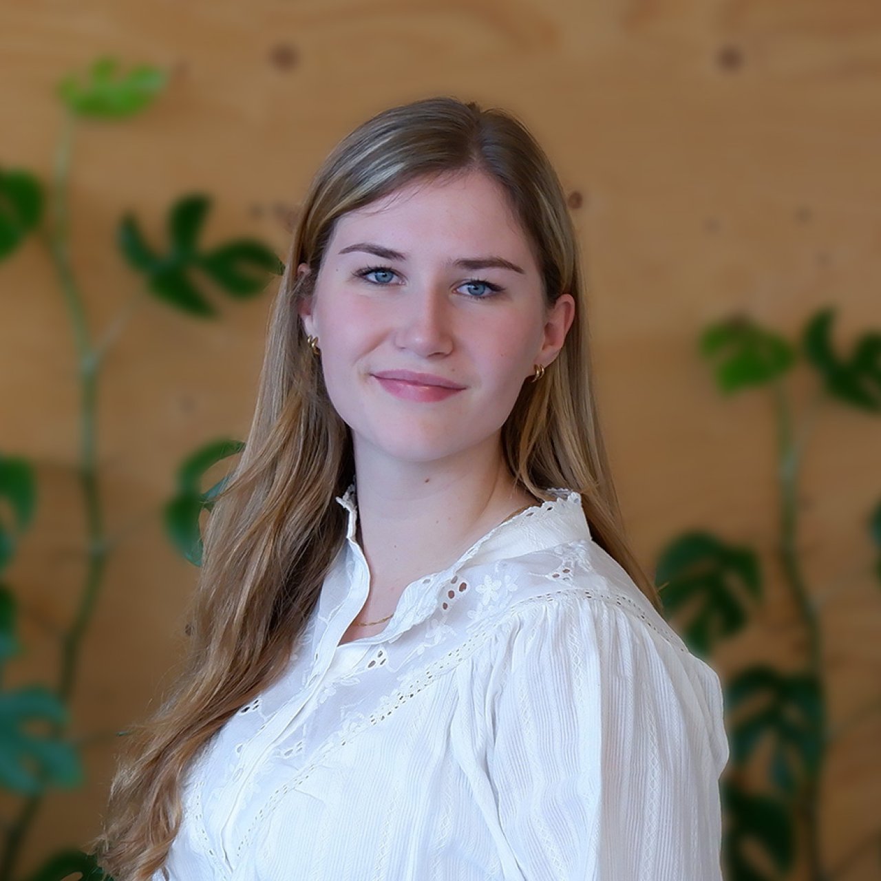 Afbeelding met persoon, WBSO-consultant, vrouw in zakelijke kleding, kantooromgeving, binnen, WBSO, subsidie, Innovatiebox.