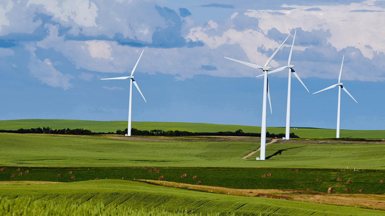 Afbeelding met duurzame technologie voor de SDE++ subsidie, windmolens, gras, wolken, buiten, decoratief.