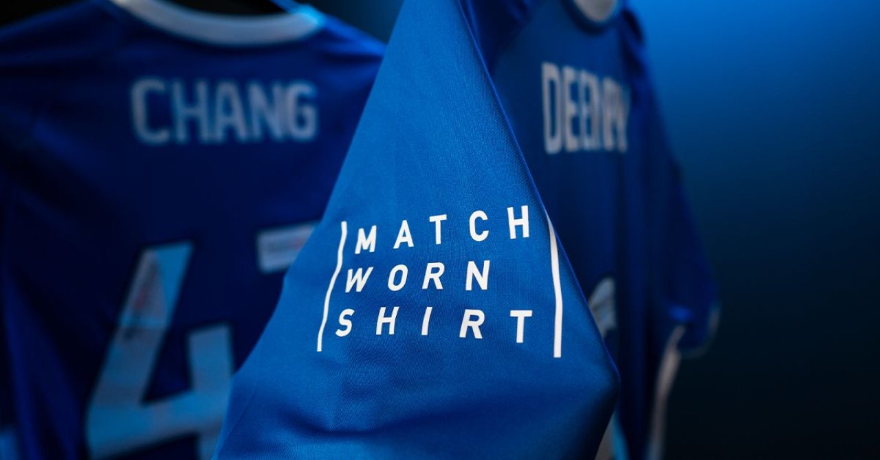 Logo van MatchWornShirt, gedrukt op een voetbalshirt.