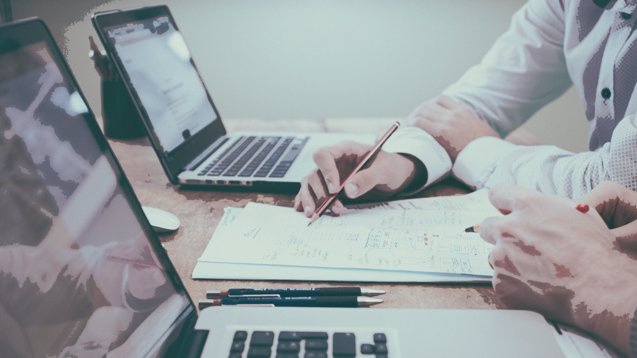 Afbeelding met laptops, papier, schema's, werkende personen, decoratief.
