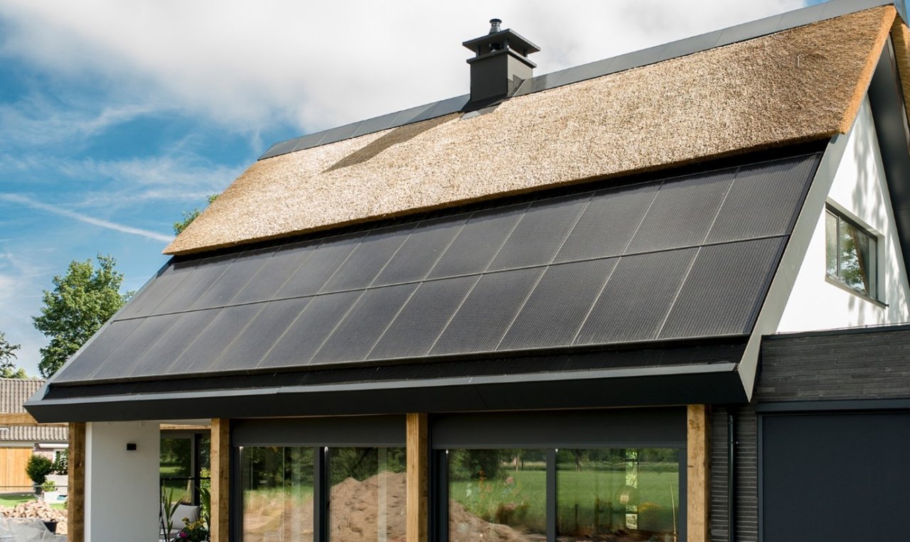 Afbeelding van zonnepanelen op een dak, decoratief.